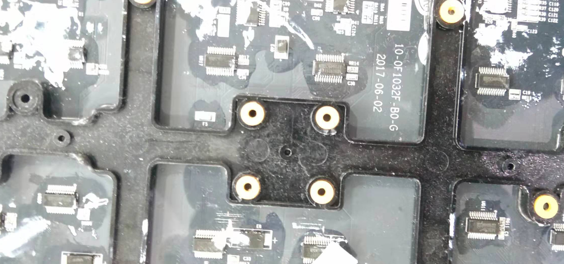 秦泰盛顯示屏主板全自動貼硅膠墊機應用案例